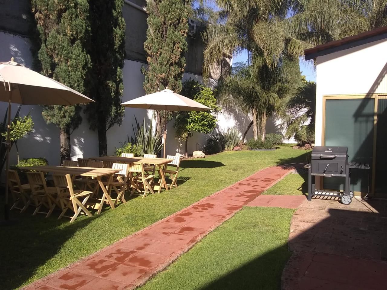 Clase grupal de natación para adultos