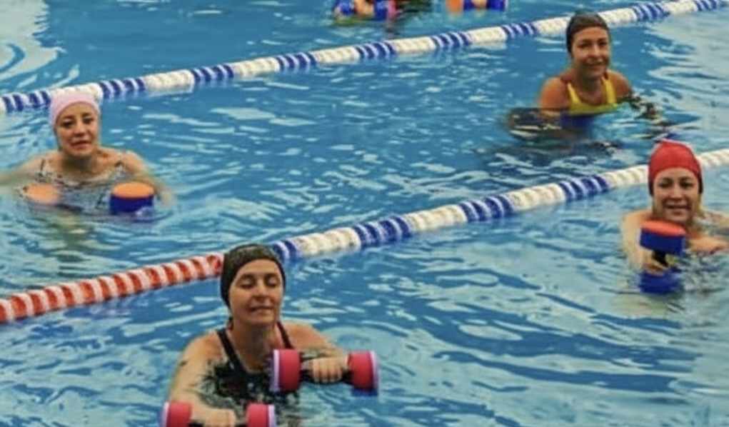 Grupo de personas en clase de AquaFitness