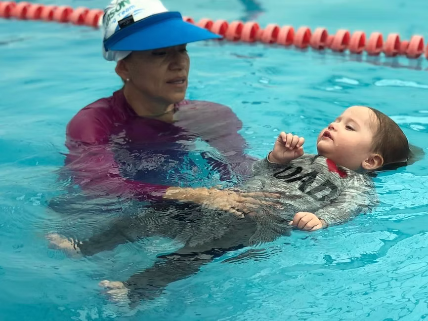 Bebé flotando de espaldas en el agua