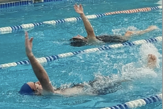 Adulto aprendiendo a nadar en clase de Natación Adultos
