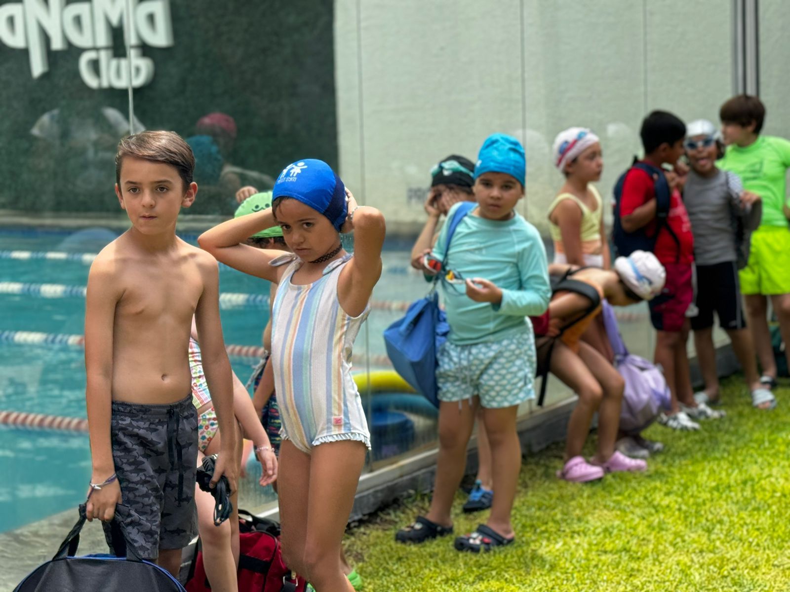 Niños disfrutando del curso de verano en la alberca